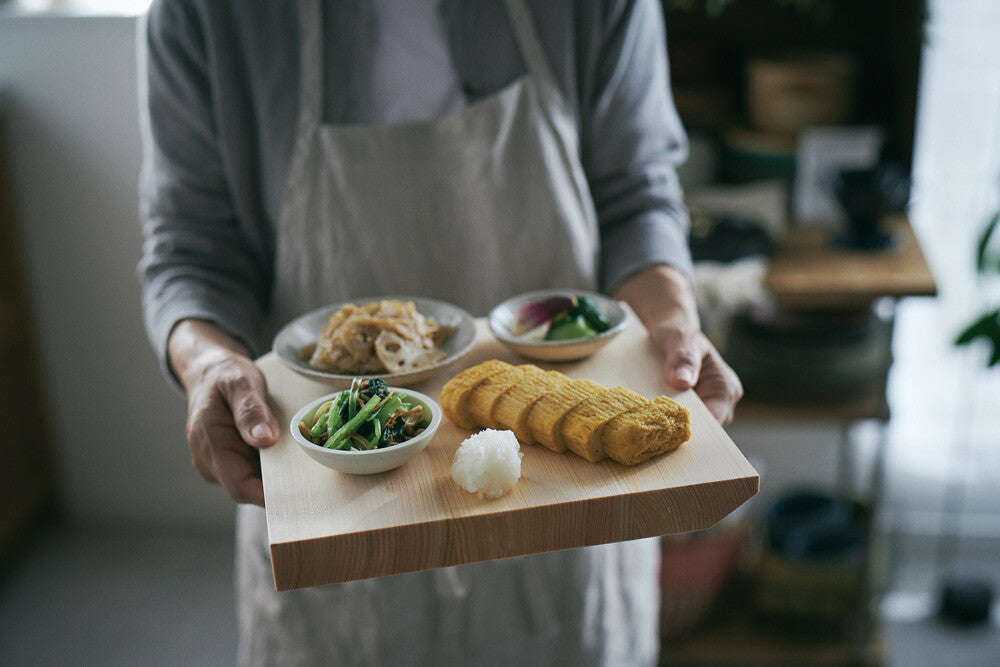 Daidokoro (kitchen) is a series from Youbi (Yamacoh) that offers a wonderful presentation and stellar design for classically Japanese kitchen items. This unique, square cutting board offers 2 trimmed corners for convenient lifting and serving.