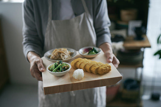 Daidokoro (kitchen) is a series from Youbi (Yamacoh) that offers a wonderful presentation and stellar design for classically Japanese kitchen items. This unique, square cutting board offers 2 trimmed corners for convenient lifting and serving.