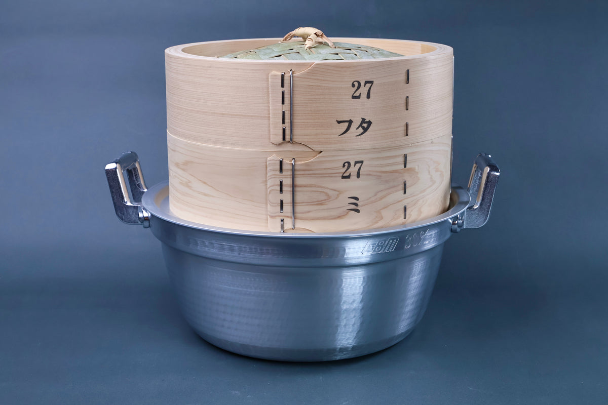 Bamboo steamer kit 27cm assembled with cedar body and lid in aluminum pot, Japanese size markings on grey background