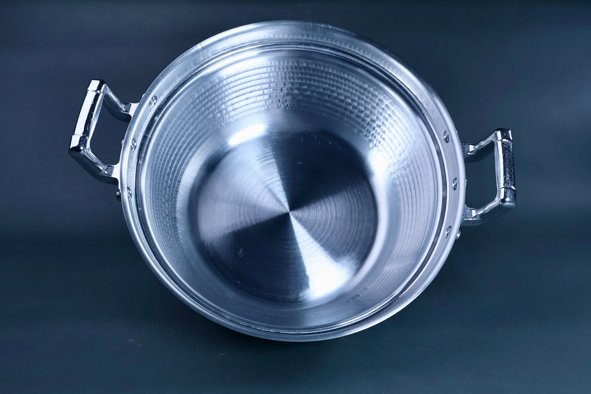 Dantsuki seiro pot 30cm overhead view showing hammered aluminum interior walls and brushed base with chrome handles