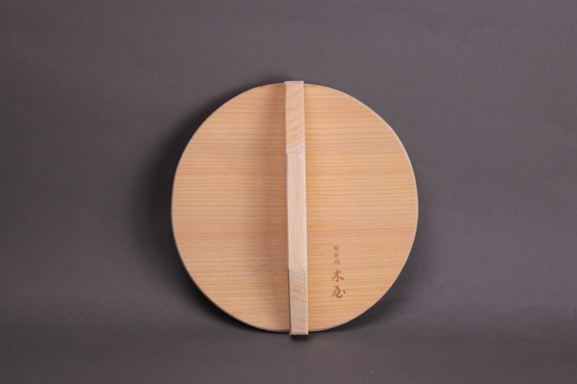 kiso hinoki drop lid with hiragana kiya 14cm shown with grey background frontside