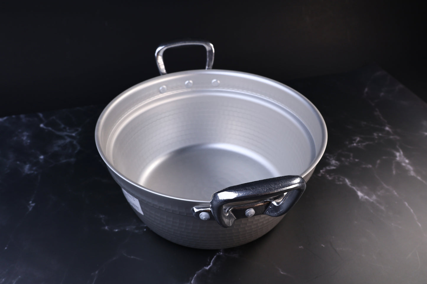 Mystar Hokuriku Dantsuki pot 27cm angled view showing chrome handle attachment and hammered texture