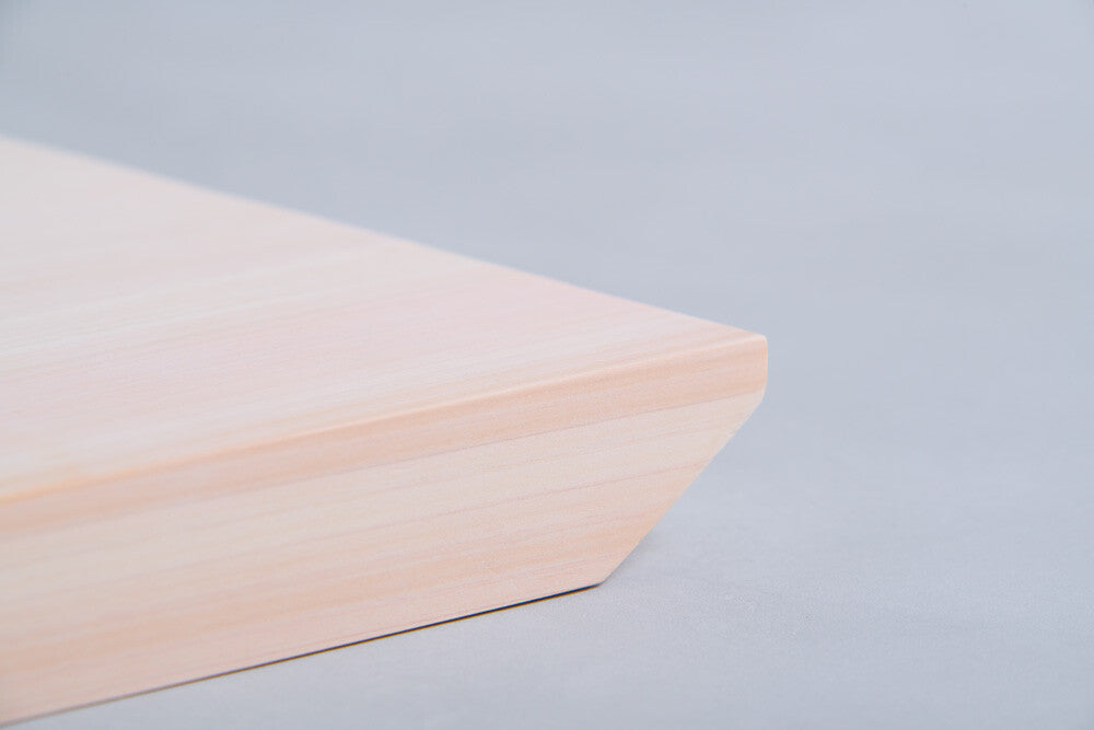 Daidokoro (kitchen) is a series from Youbi (Yamacoh) that offers a wonderful presentation and stellar design for classically Japanese kitchen items. This unique, square cutting board offers 2 trimmed corners for convenient lifting and serving. 