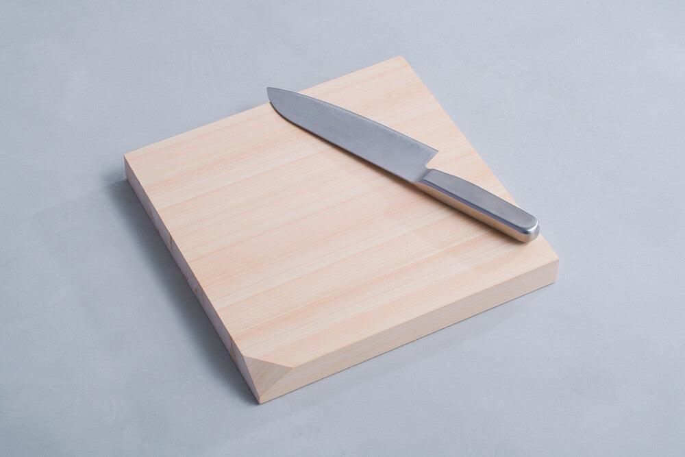Daidokoro (kitchen) is a series from Youbi (Yamacoh) that offers a wonderful presentation and stellar design for classically Japanese kitchen items. This unique, square cutting board offers 2 trimmed corners for convenient lifting and serving. 