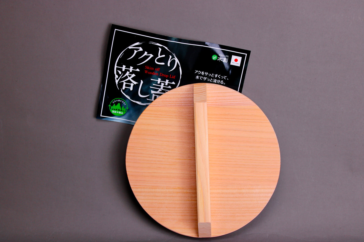 Akutori otoshibuta wooden drop lid 20cm — top view showing cedar grain surface with Japanese packaging