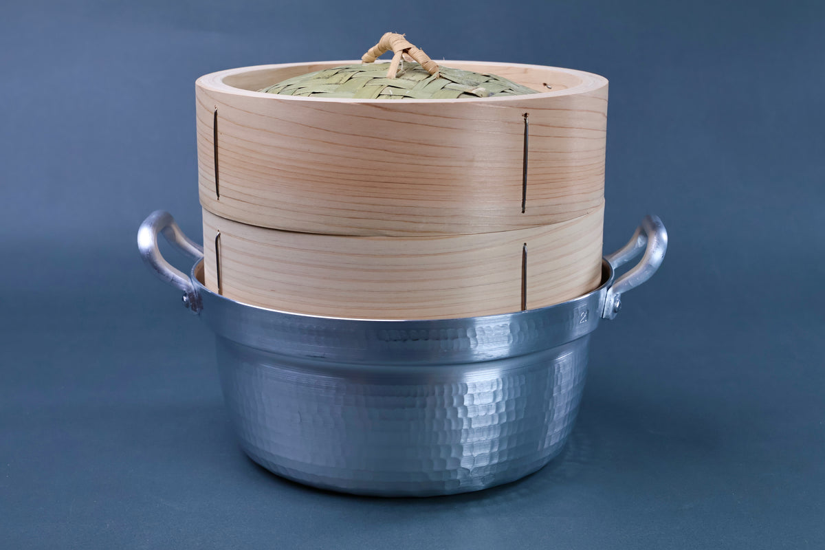 Bamboo steamer kit 21cm with dantsuki pot assembled front view showing woven bamboo lid, cedar body and hammered aluminum pot on blue-grey background