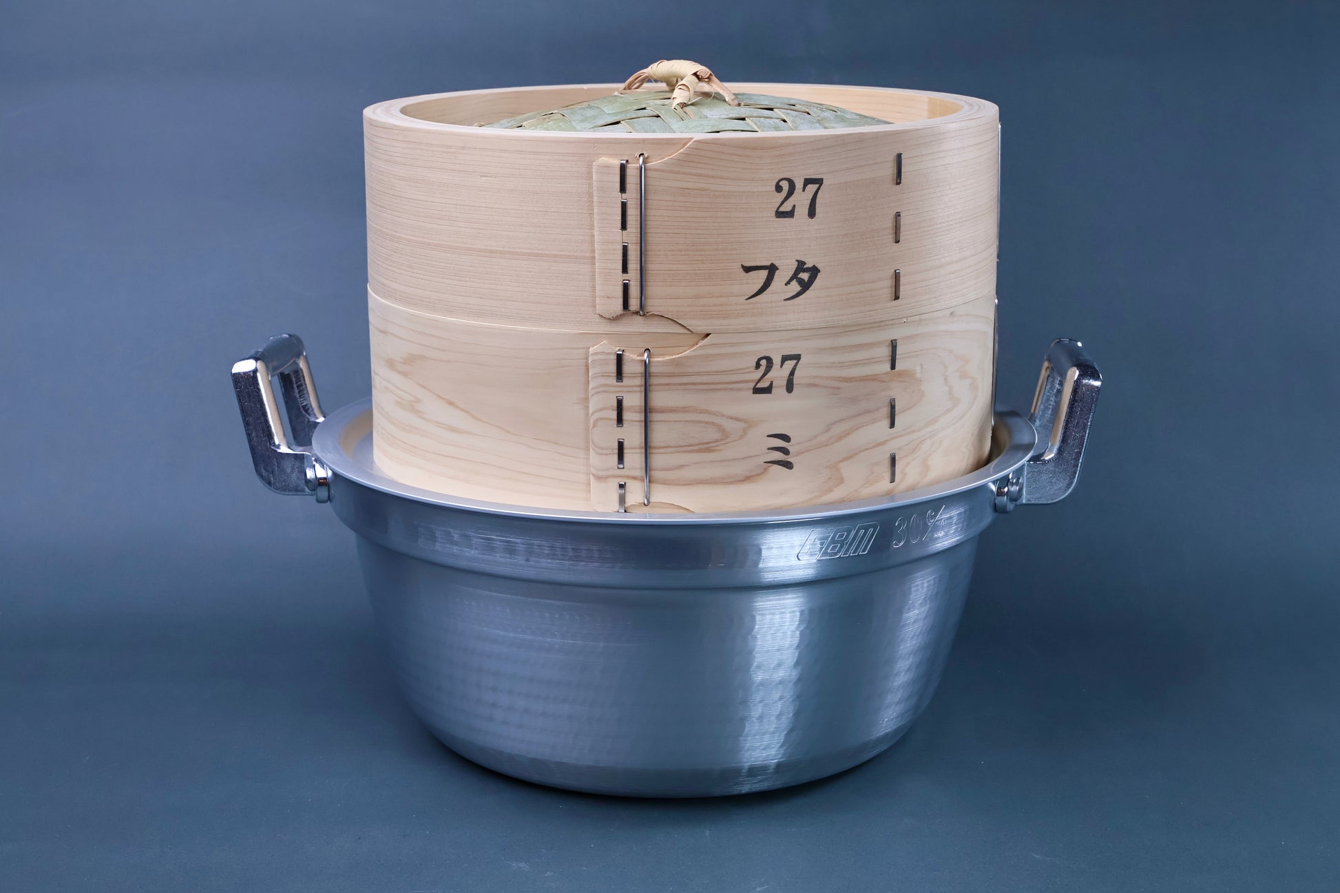 Bamboo steamer kit 27cm assembled with cedar body and lid in aluminum pot, Japanese size markings on grey background