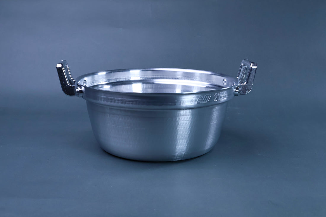 Dantsuki seiro pot 27cm exterior three-quarter view showing hammered aluminum finish and chrome handles on grey background