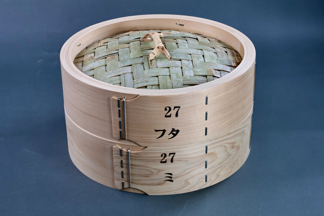 Ebematsu Shoji Kiso Hinoki bamboo steamer set 27cm on grey background showing Japanese size markings on lid and base