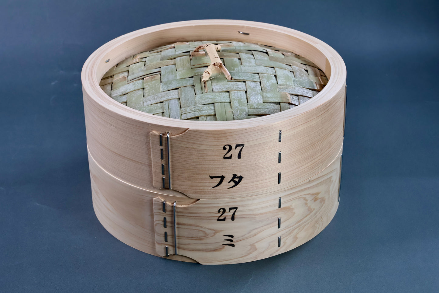 Ebematsu Shoji Kiso Hinoki bamboo steamer set 27cm on grey background showing Japanese size markings on lid and base