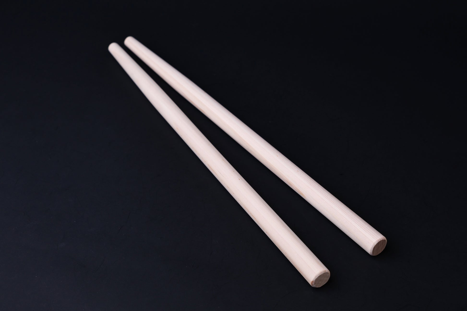 Hanabashi tempura chopsticks 36cm — full pair showing hinoki wood surface and rounded tip ends