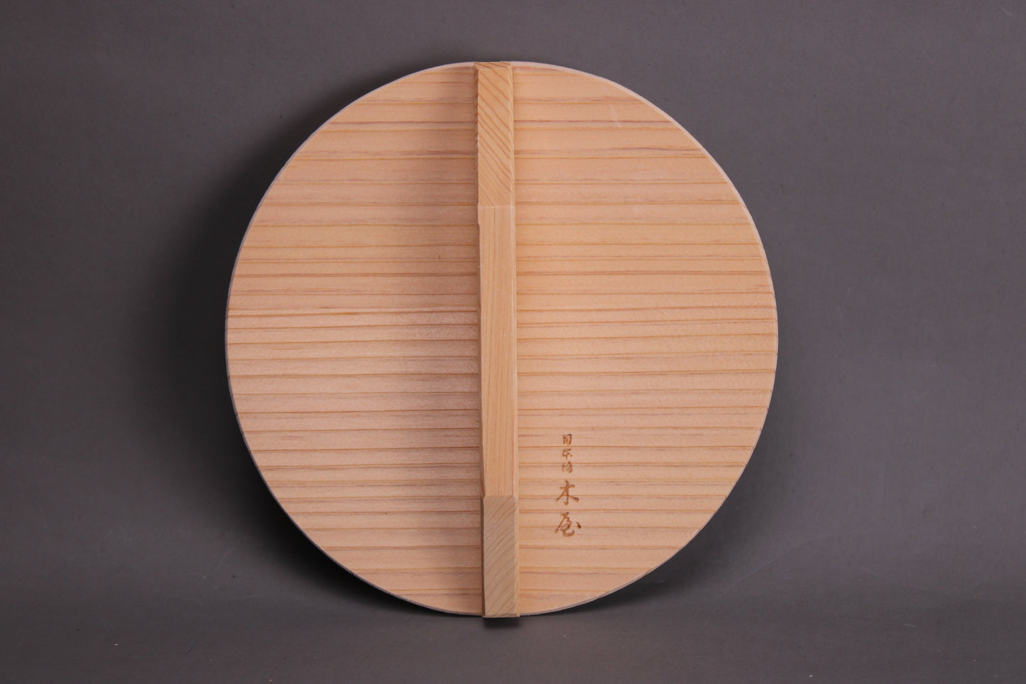 kiso hinoki drop lid with hiragana kiya 16cm shown with grey background frontside