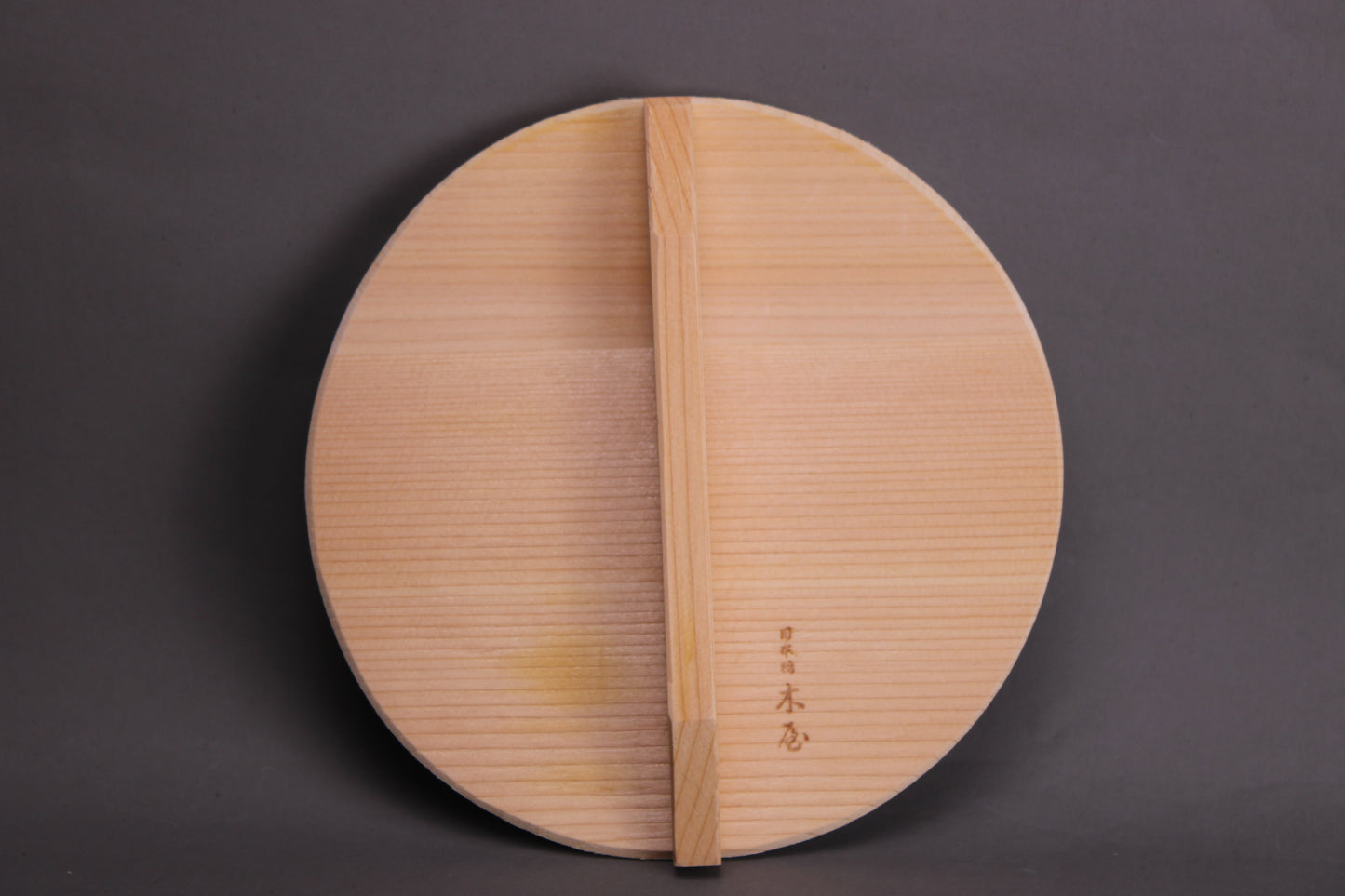 kiso hinoki drop lid with hiragana kiya 18cm shown with grey background frontside
