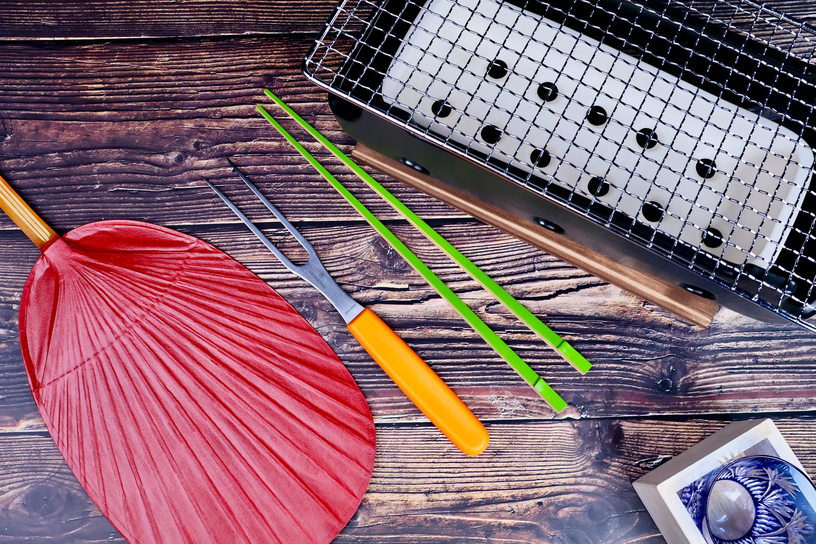 Misuzu Pottery Banko Yaki Konro Grill, overhead flat lay on dark wood with Japanese fan, chopsticks, and tableware