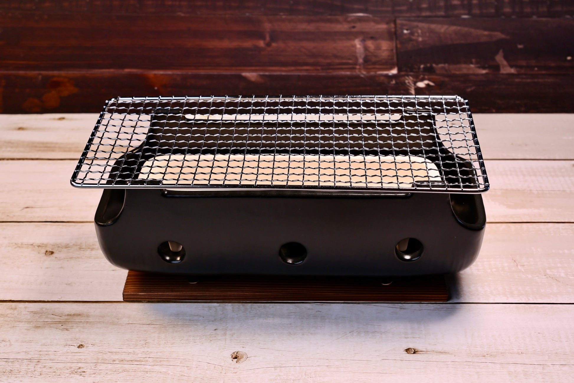 Misuzu Pottery Banko Yaki Konro Grill, assembled front view on wood plank showing full ceramic body and stainless grate