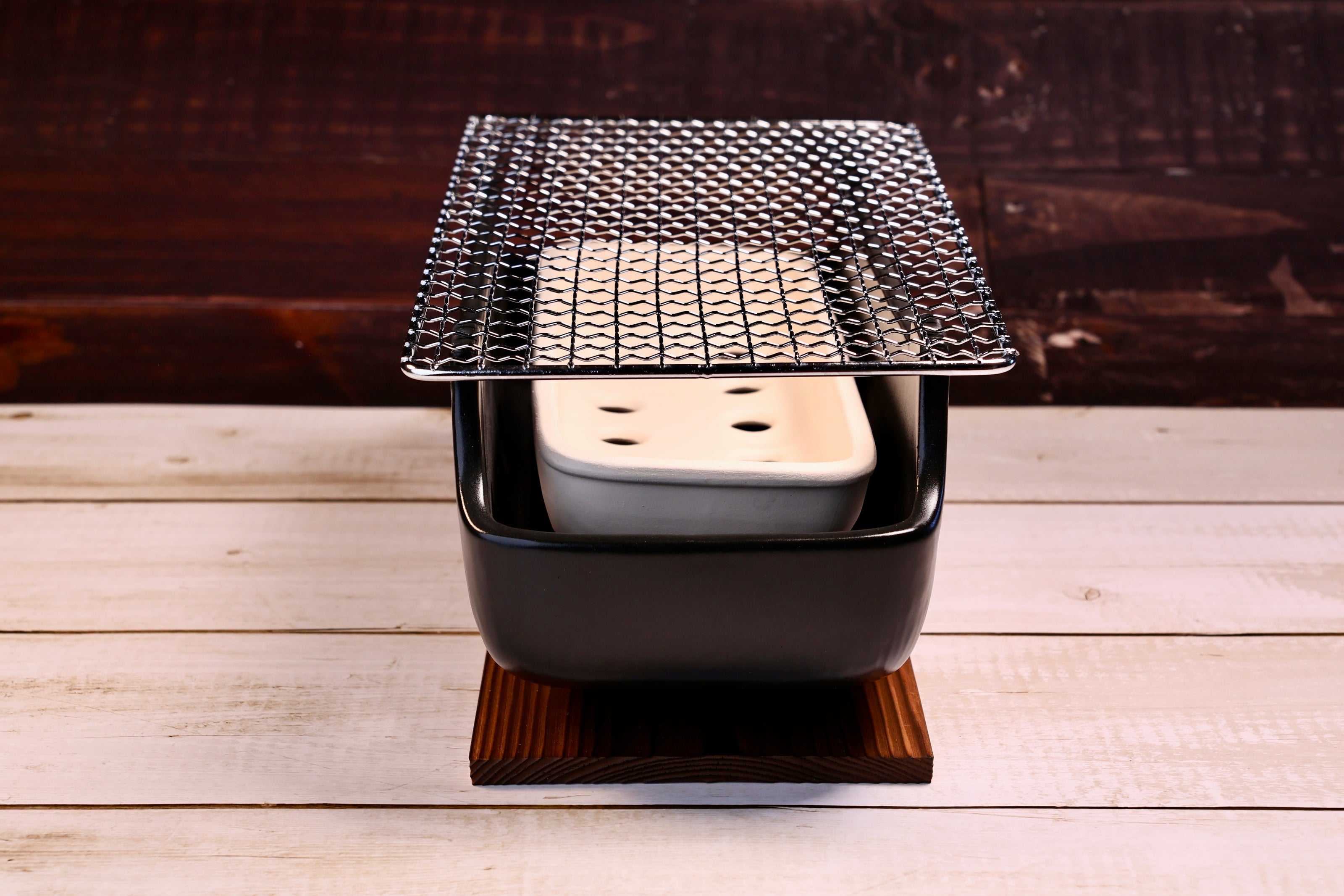 Misuzu Pottery Banko Yaki Konro Grill, narrow end view showing ash catcher seated inside ceramic body and grate overhang
