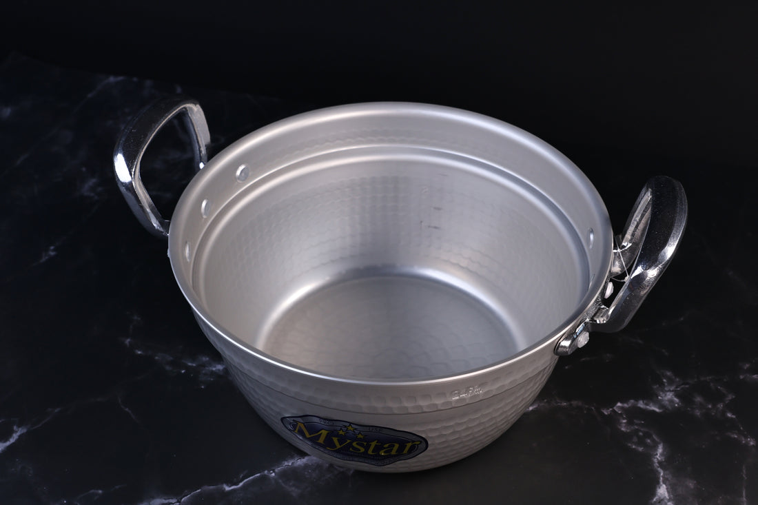 Mystar Hokuriku Dantsuki pot 24cm interior view, smooth aluminum basin and hammered exterior