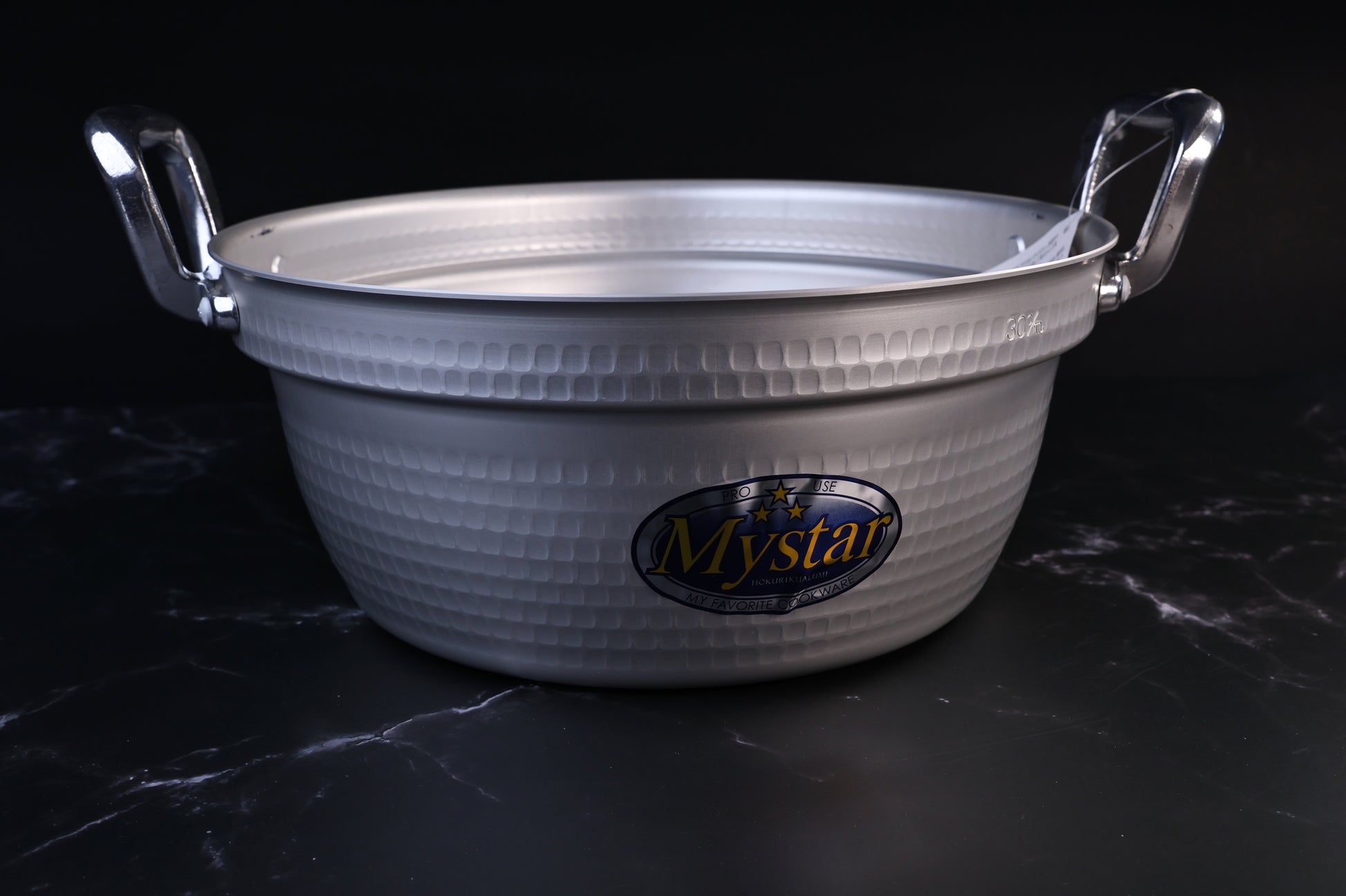Mystar Hokuriku Dantsuki pot 30cm, hammered aluminum exterior and chrome handles on black marble