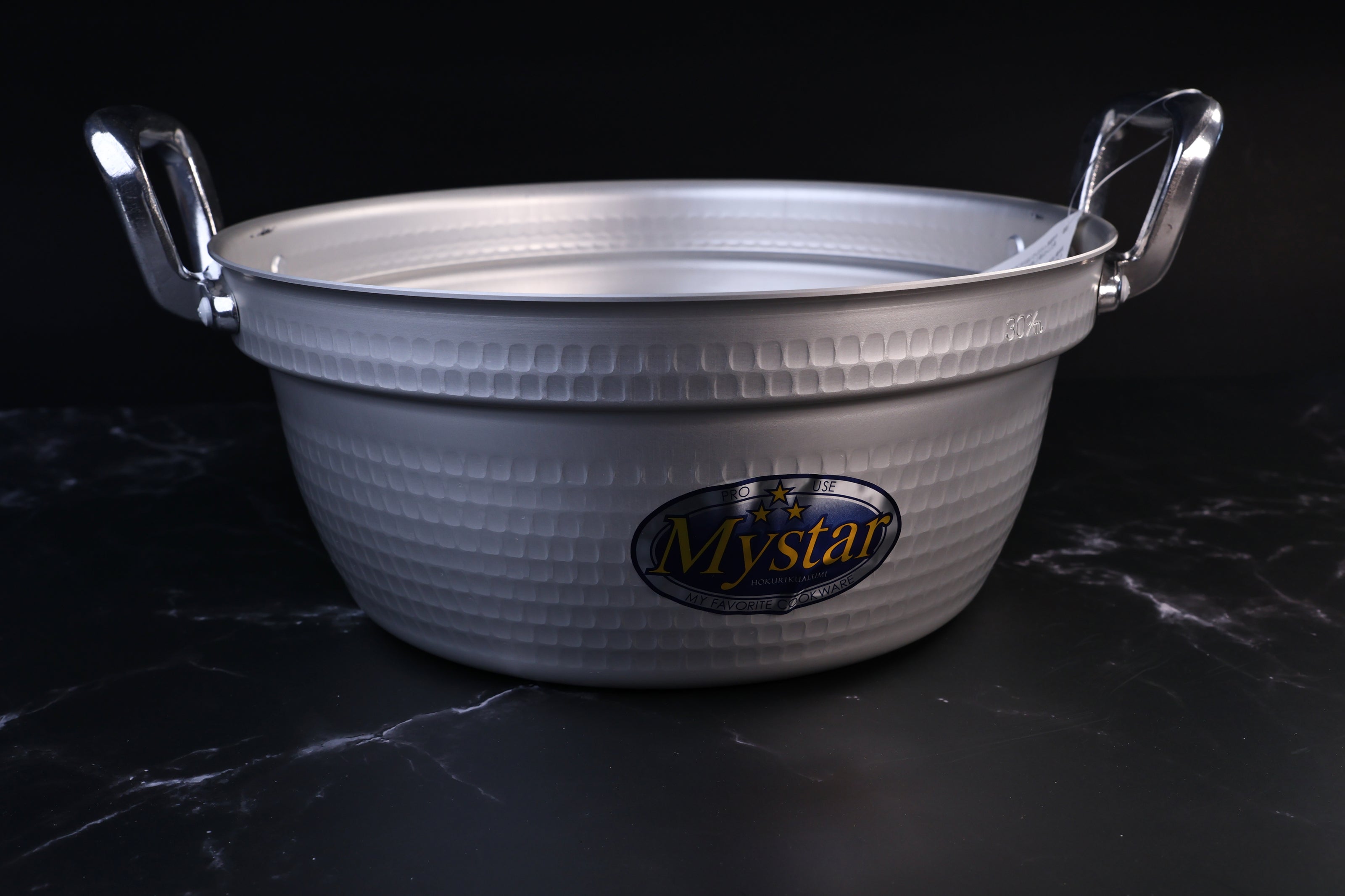 Mystar Hokuriku Dantsuki pot 30cm, hammered aluminum exterior and chrome handles on black marble