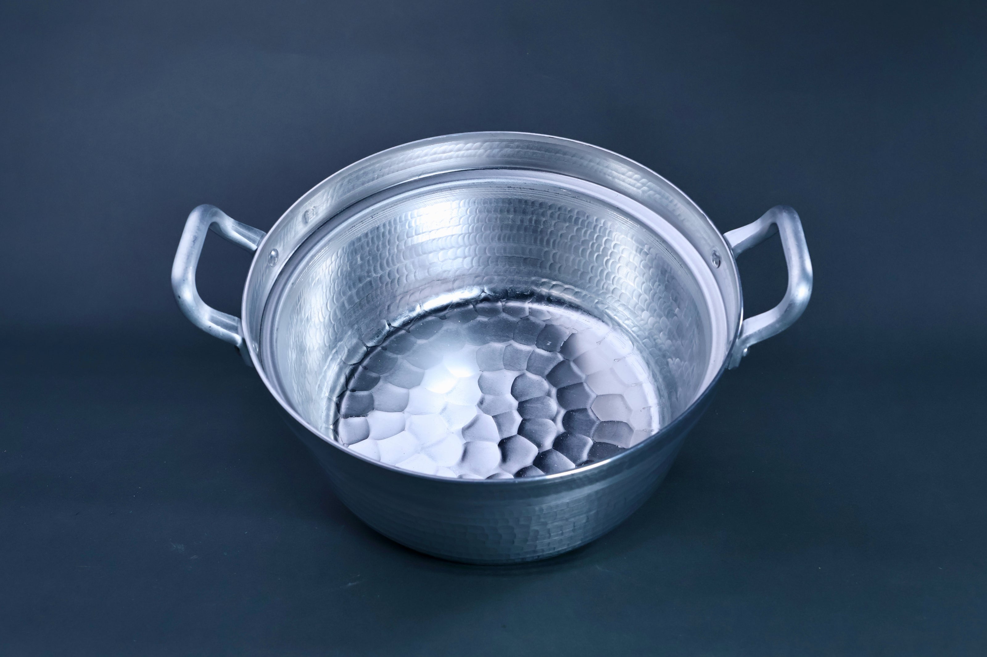Nakamura Douki Dantsuki Seiro Pot 21cm — interior view showing hammered aluminum surface and two handles