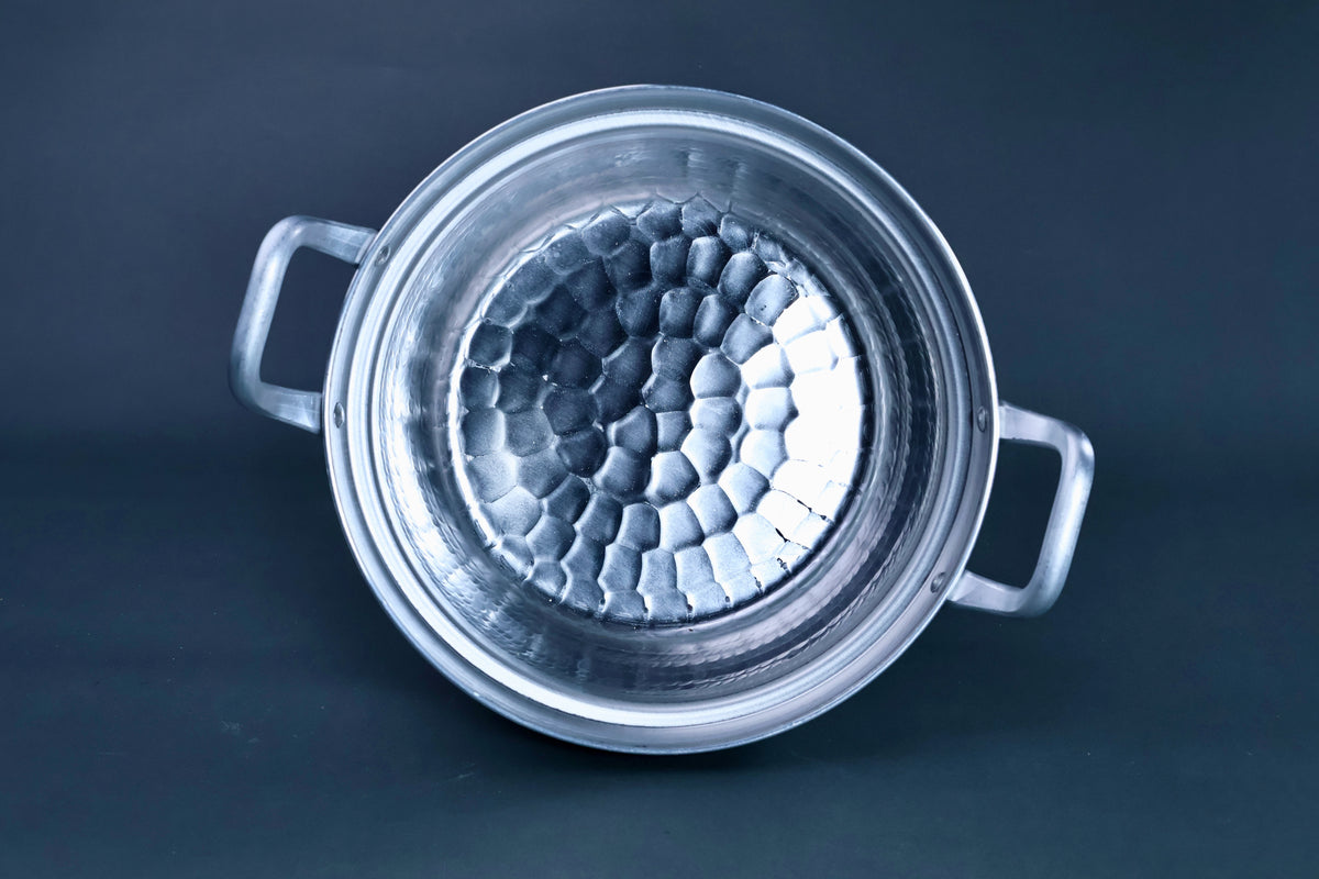 Nakamura Douki Dantsuki Seiro Pot 21cm — overhead view of hammered aluminum interior surface
