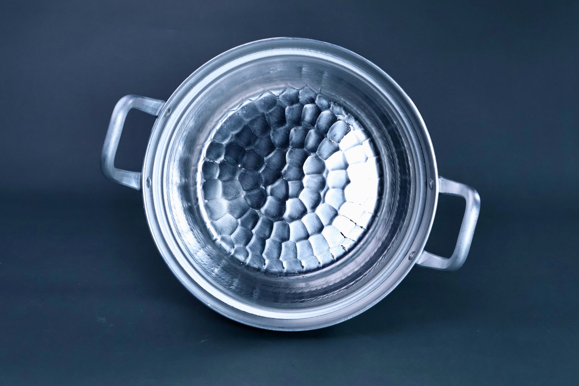 Nakamura Douki Dantsuki Seiro Pot 21cm — overhead view of hammered aluminum interior surface