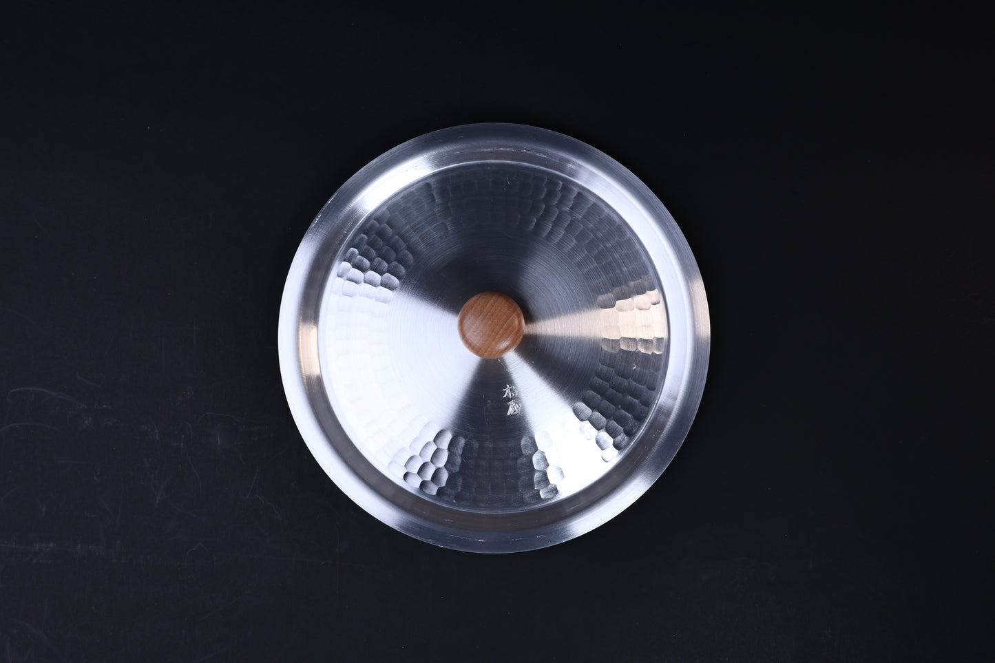Nakamura Douki Dantsuki Seiro Pot Lid 21cm — top view showing hammered surface, wood knob, and maker's mark