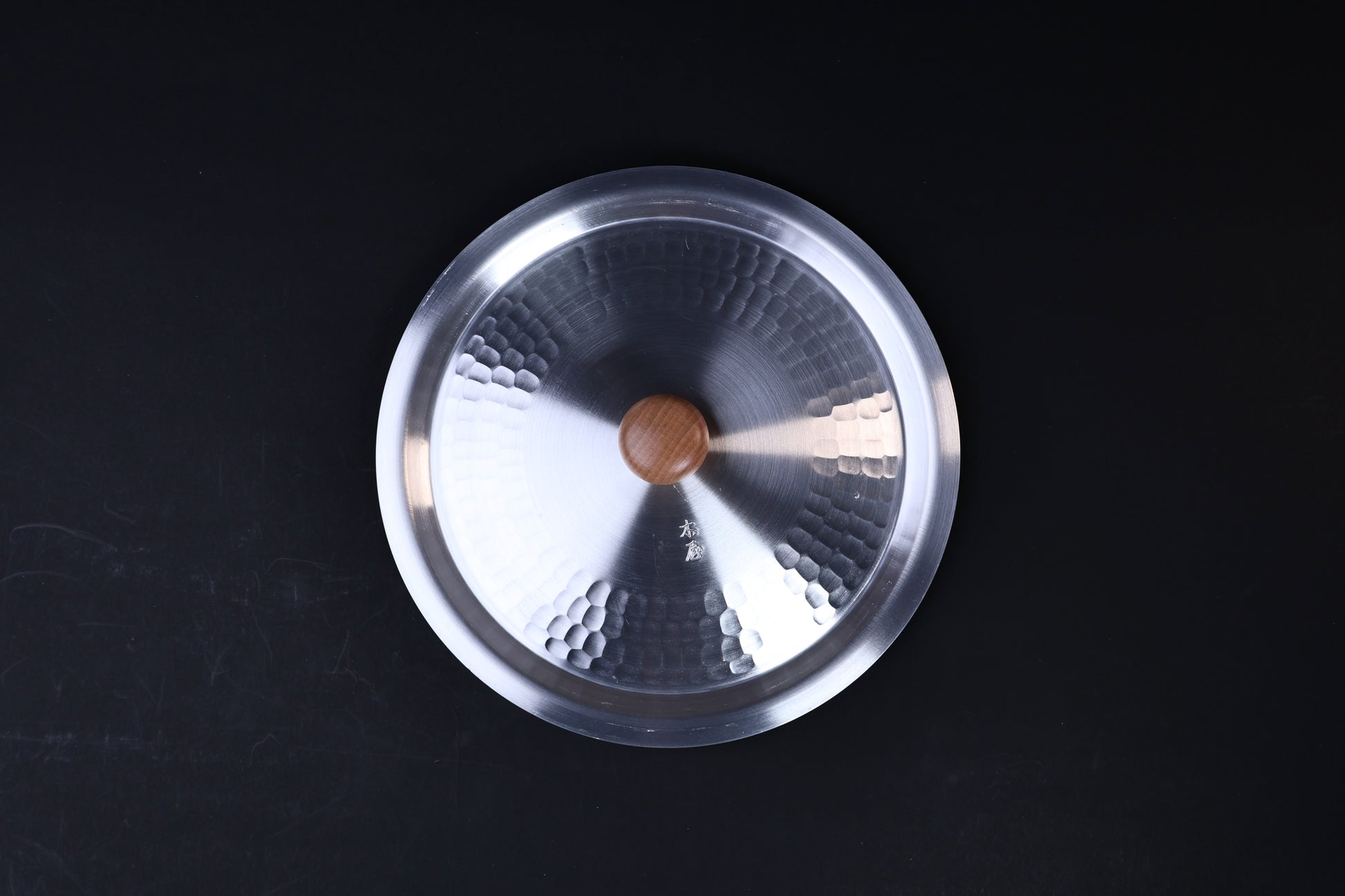 Nakamura Douki Dantsuki Seiro Pot Lid 21cm — top view showing hammered surface, wood knob, and maker's mark