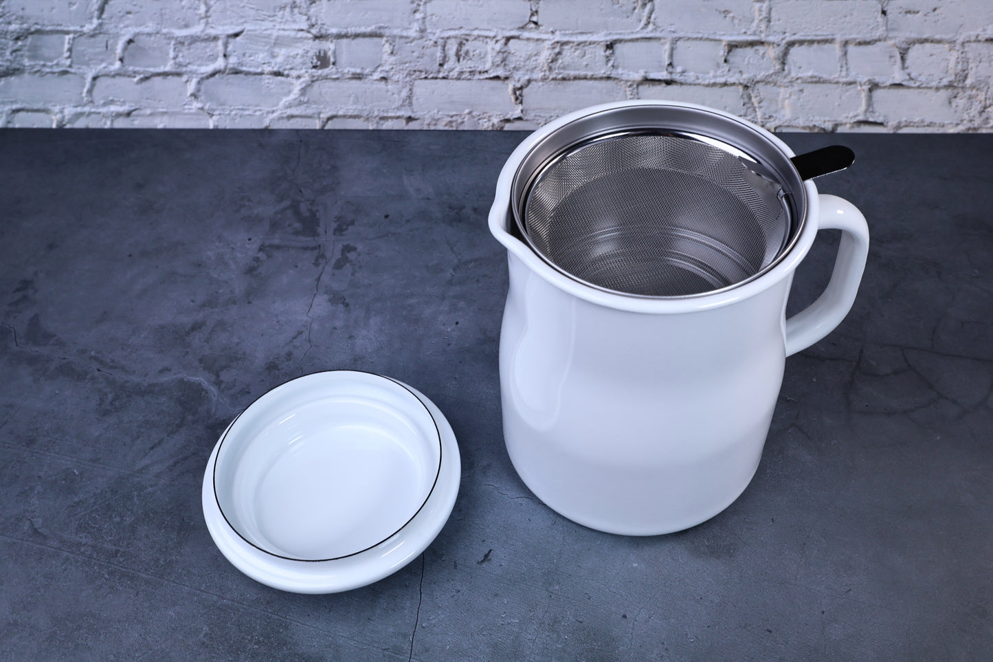 Noda Horo enamel oil pot — open with stainless mesh filter seated in pot and lid removed