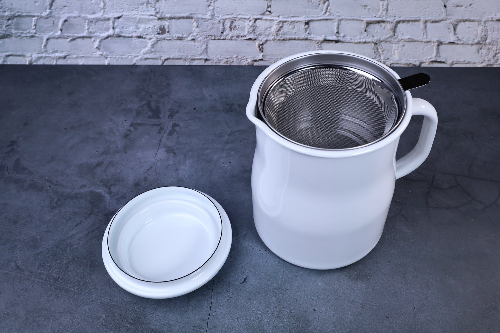 Noda Horo enamel oil pot — open with stainless mesh filter seated in pot and lid removed