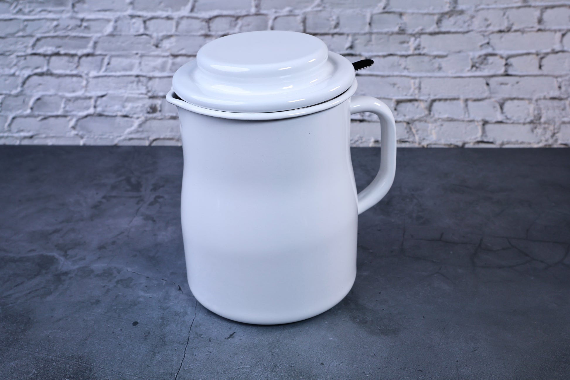 Noda Horo enamel oil pot — full side view with lid showing white enamel body and handle

