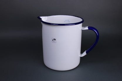front facing view of two liter measuring cup with a curved rim for excellent pouring prominent white glazed surface with blue trim highlights on rim and handle measuring numbers and hiragana printed on inside of the cup there is a grey background 