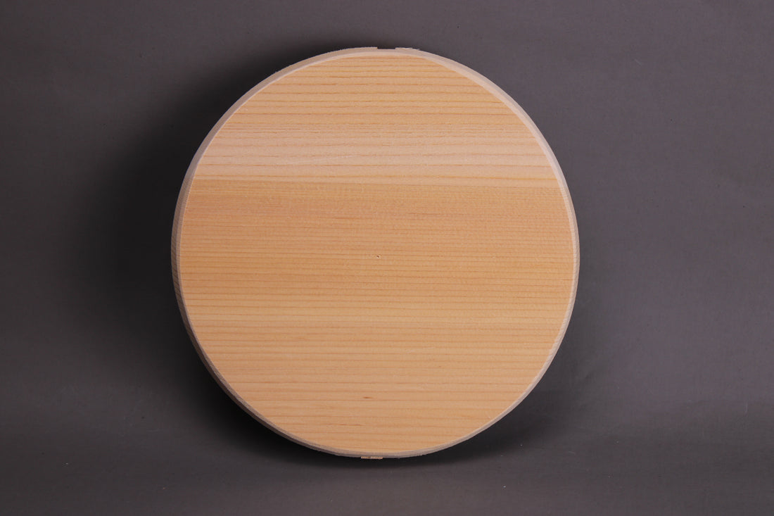  kiso hinoki drop lid with hiragana kiya 18cm shown with grey background backside