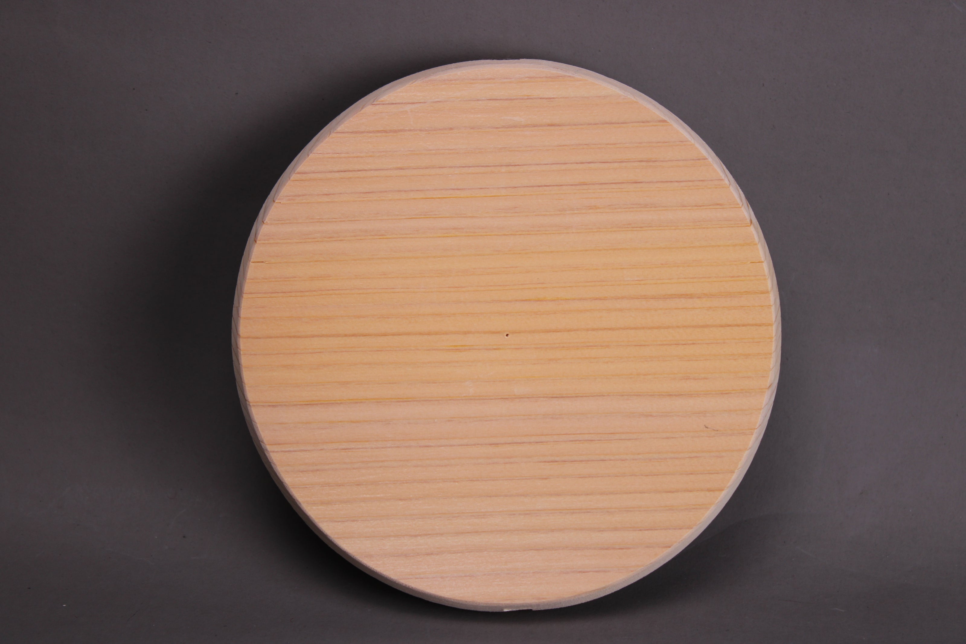kiso hinoki drop lid with hiragana kiya 16cm shown with grey background backside
