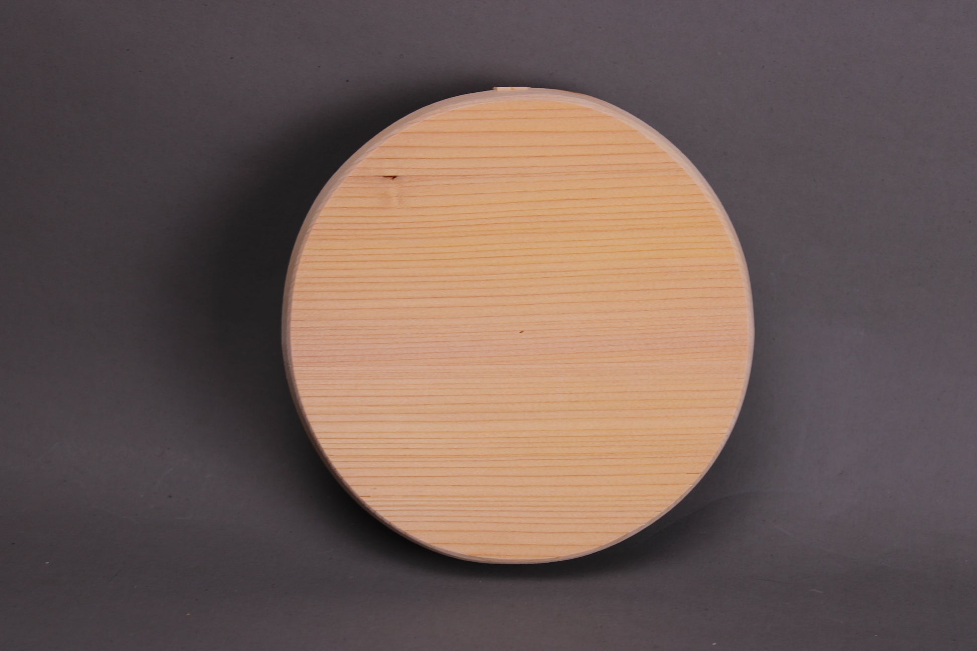 kiso hinoki drop lid with hiragana kiya 14cm shown with grey background backside