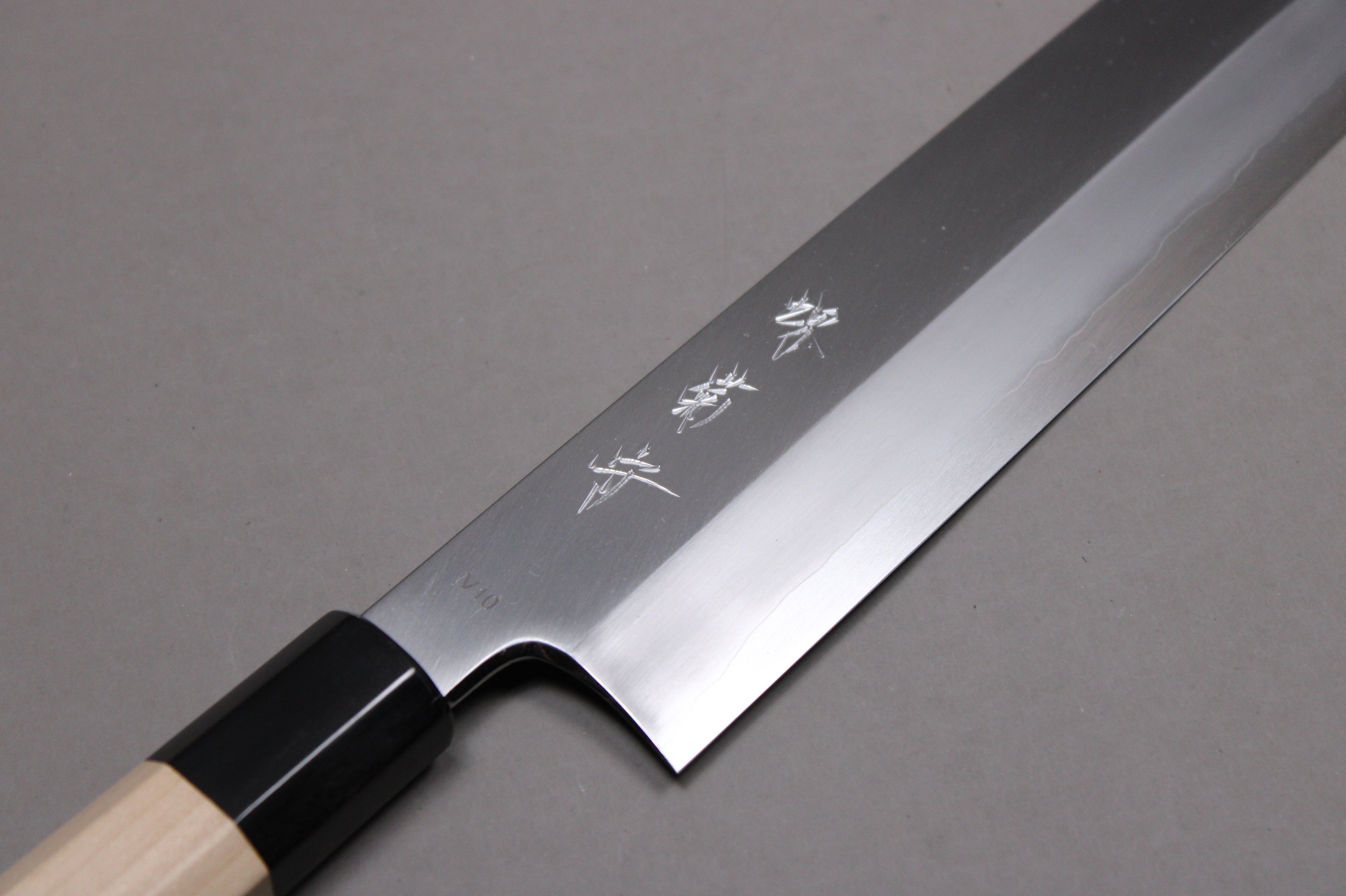 detail of buffalo horn ferrule choil shinogi and kanji of sakai kikumori yoshikazu tanaka