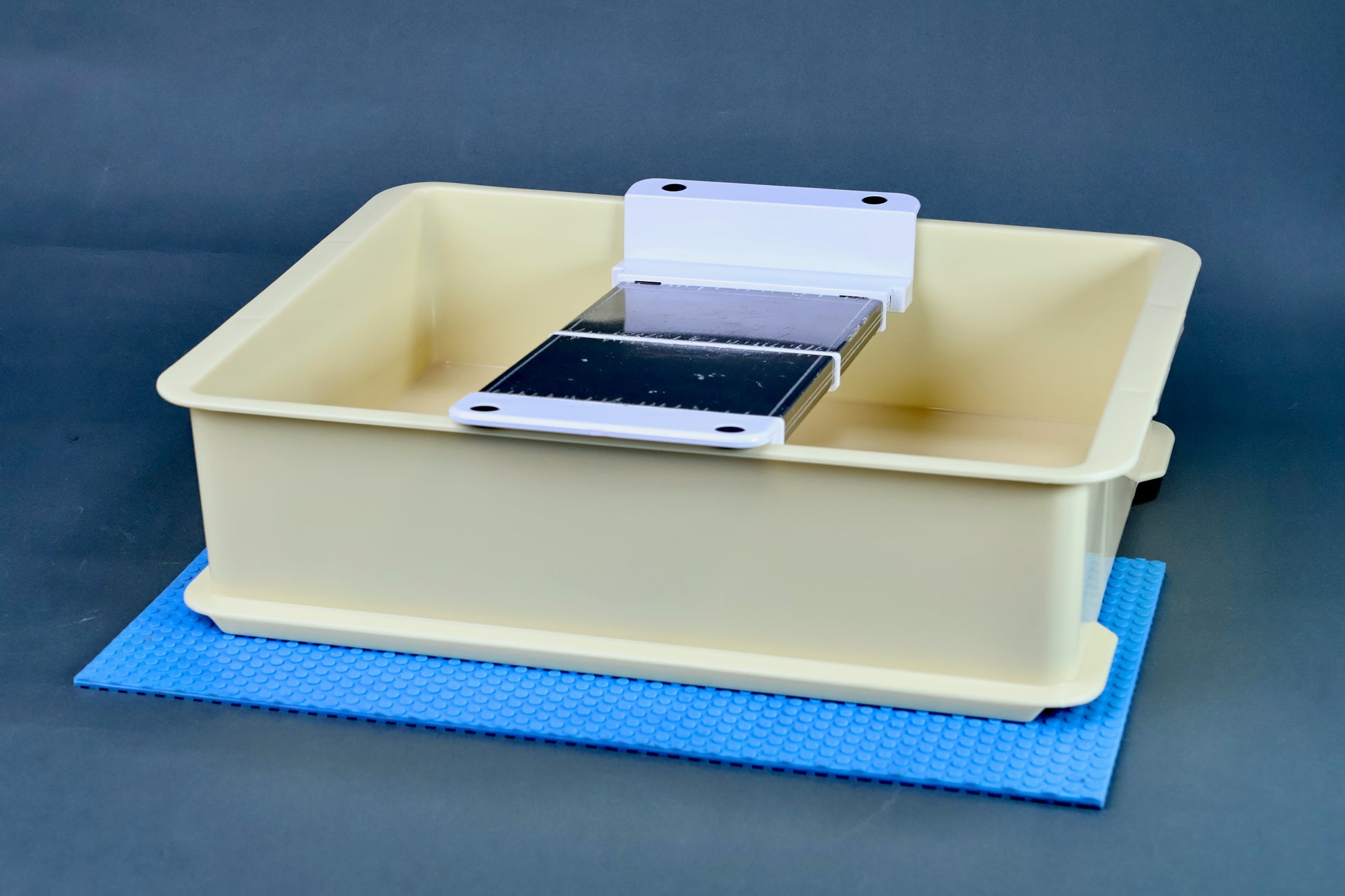 Suehiro multi sliding rack stone holder — installed in soaking tray with blue silicon non-slip mat