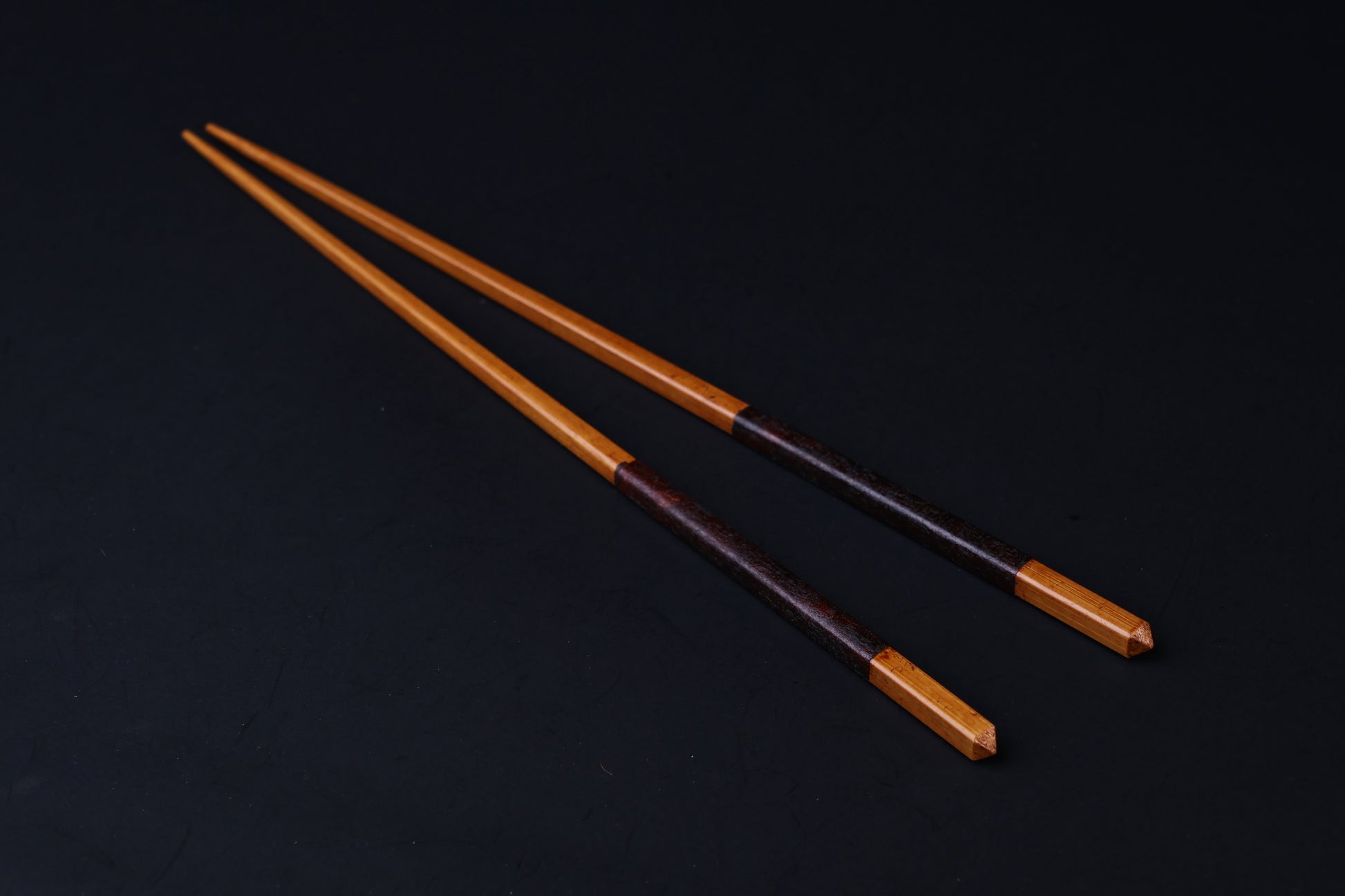 Suri urushi cooking chopsticks 30cm — full flat lay view showing bamboo body, urushi grip band, and square handle ends