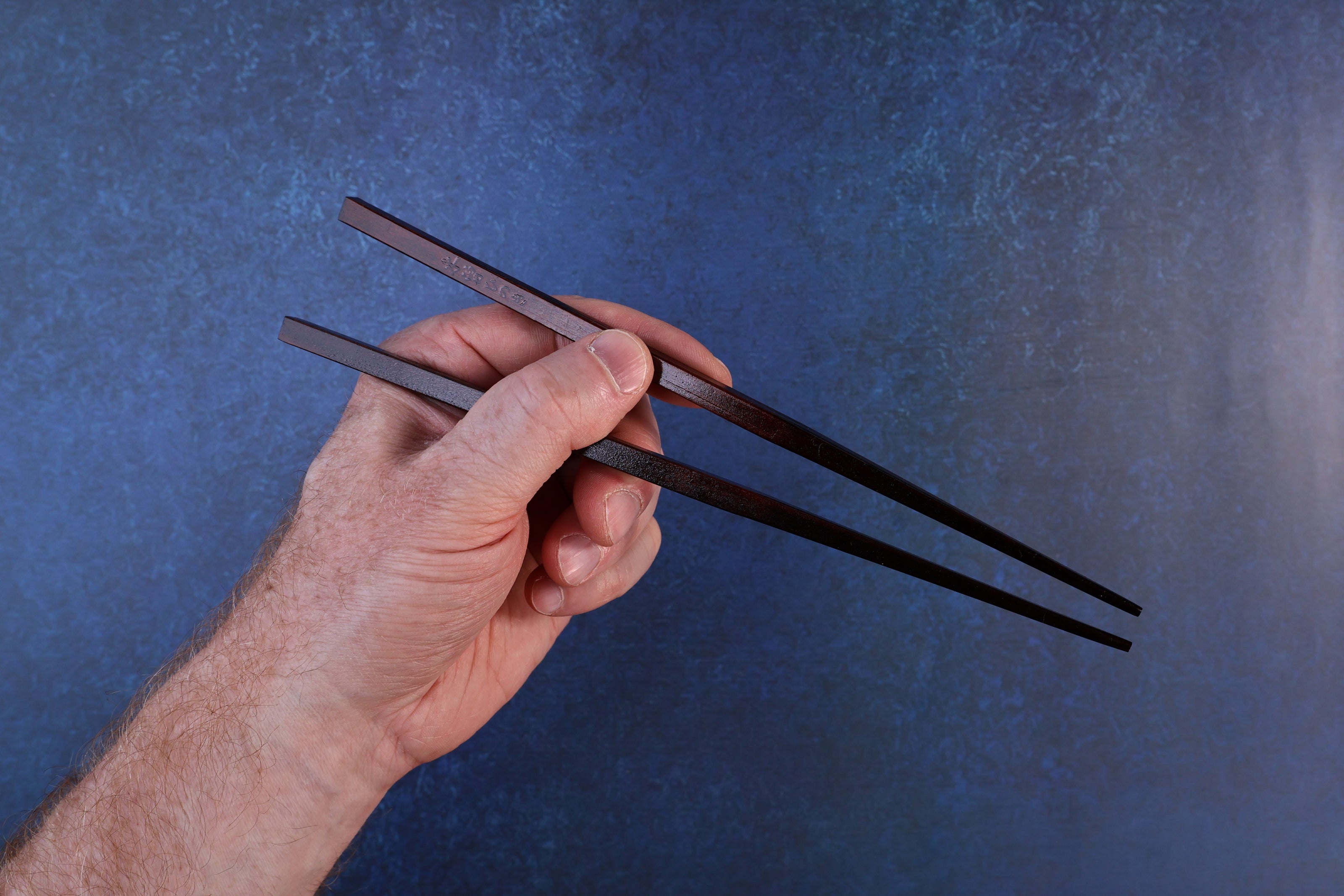 Suri Urushi Hinoki chopsticks 22cm held in hand in use position showing length and grip
