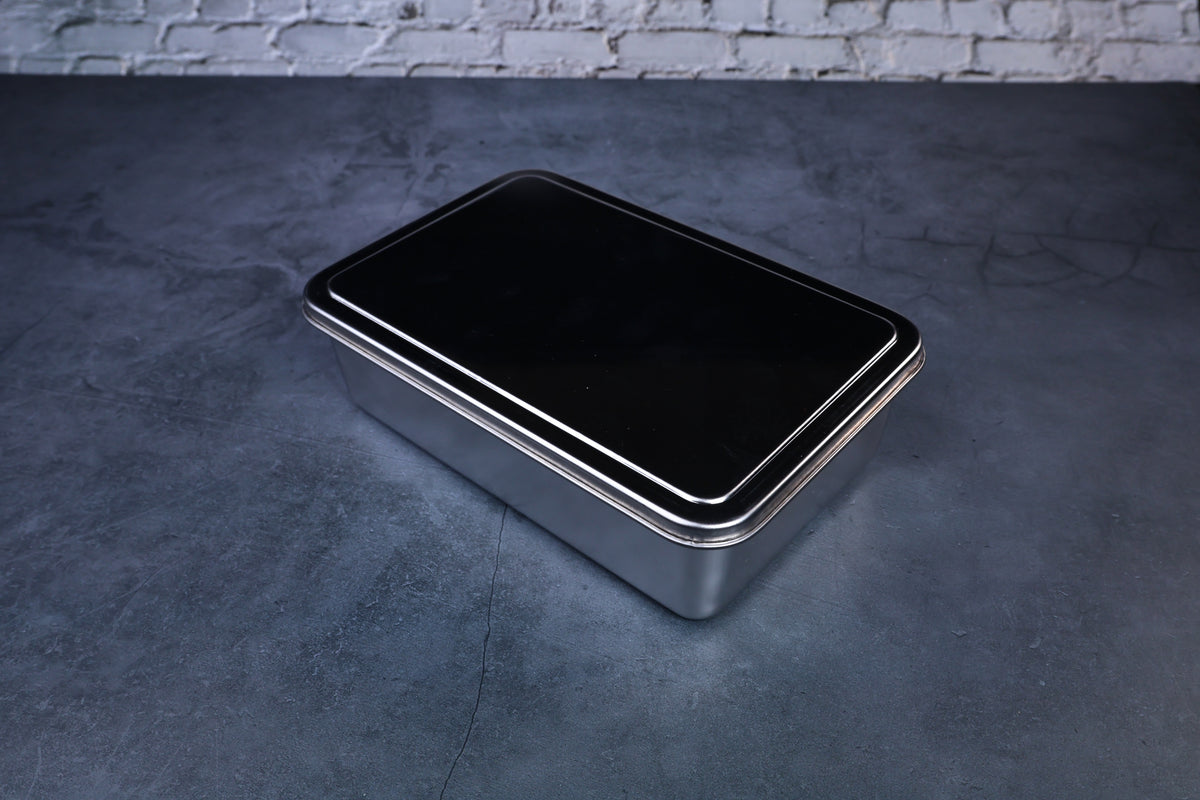 Yakumi 2-compartment condiment pan closed with black lid, full profile angled view