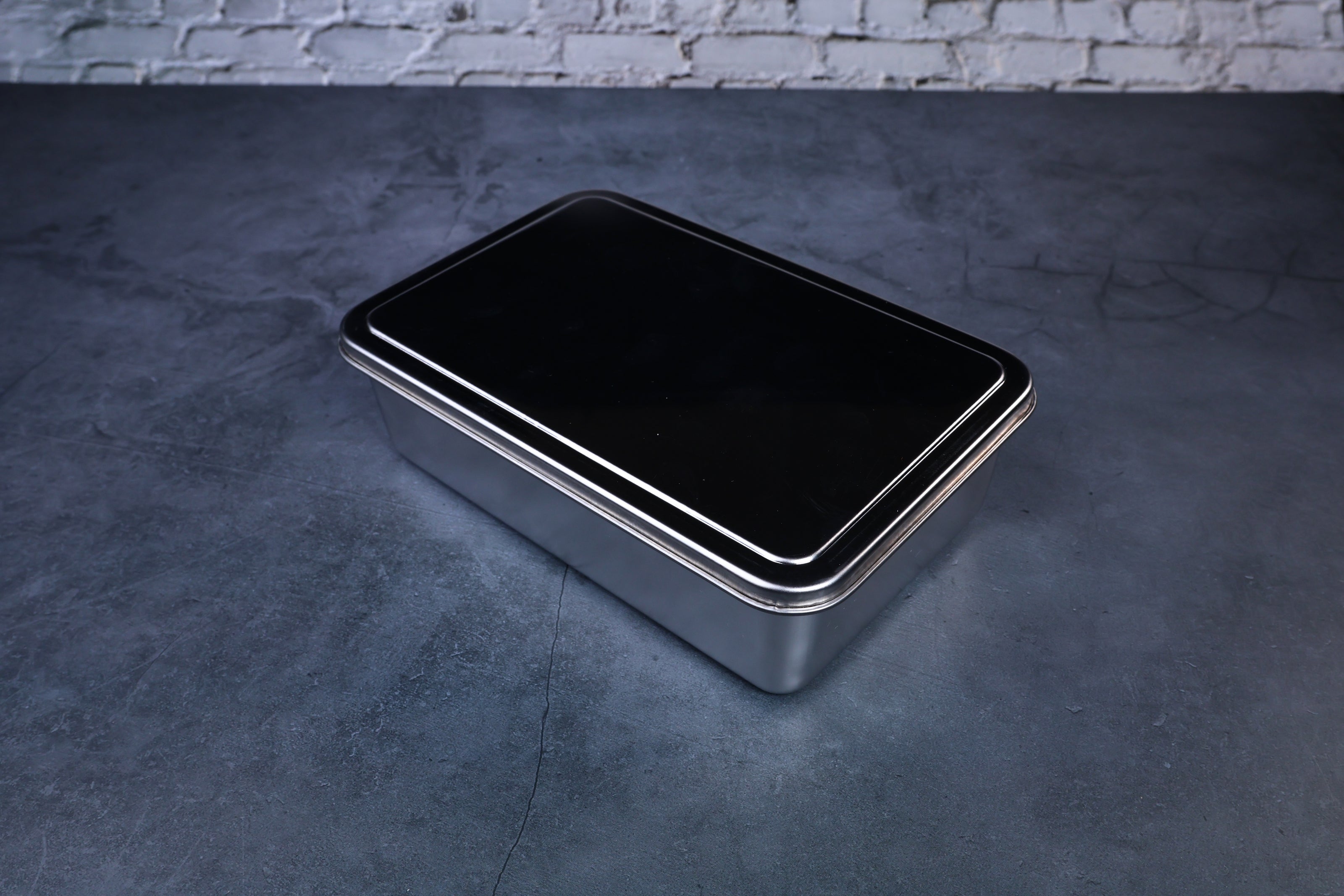 Yakumi 2-compartment condiment pan closed with black lid, full profile angled view