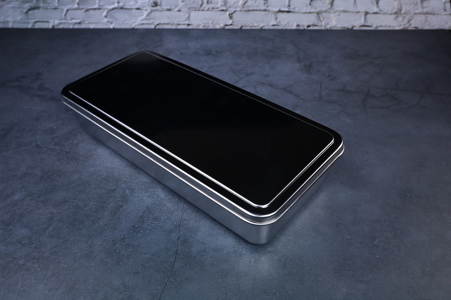 Yakumi 3-compartment condiment pan — closed with black lid showing full profile